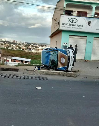 Conquista Viatura da Polícia Militar capota durante perseguição a