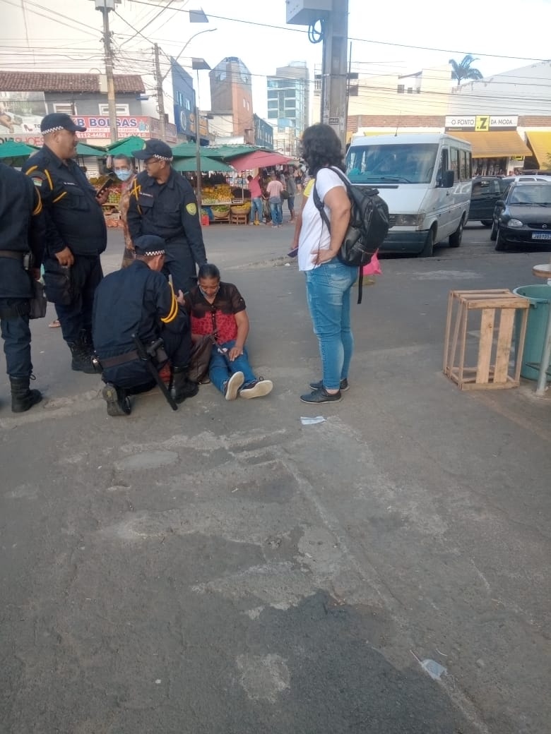 Conquista Mulher é socorrida após cair em calçada no centro da cidade