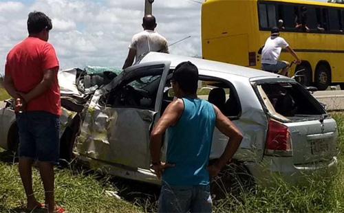 Urgente em Conquista Vídeo mostra acidente entre carro e ônibus no